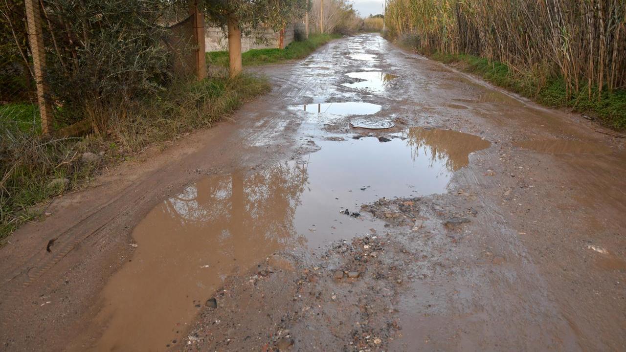 Strade rurali tra fango e buche, i residenti: «Possiamo uscire solo in macchina»
