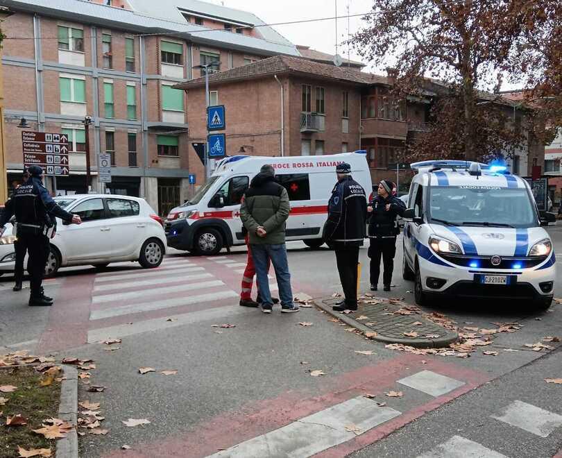 Investita sulle strisce pedonali a Ferrara: ferita una donna in bicicletta
