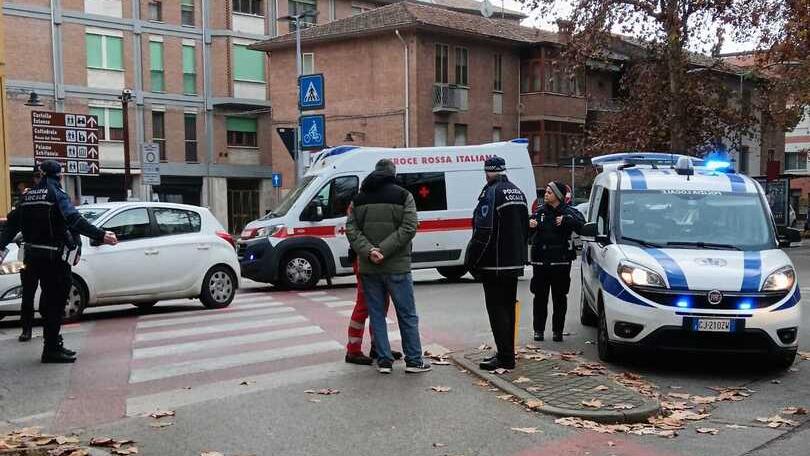 Investita sulle strisce pedonali a Ferrara: ferita una donna in bicicletta