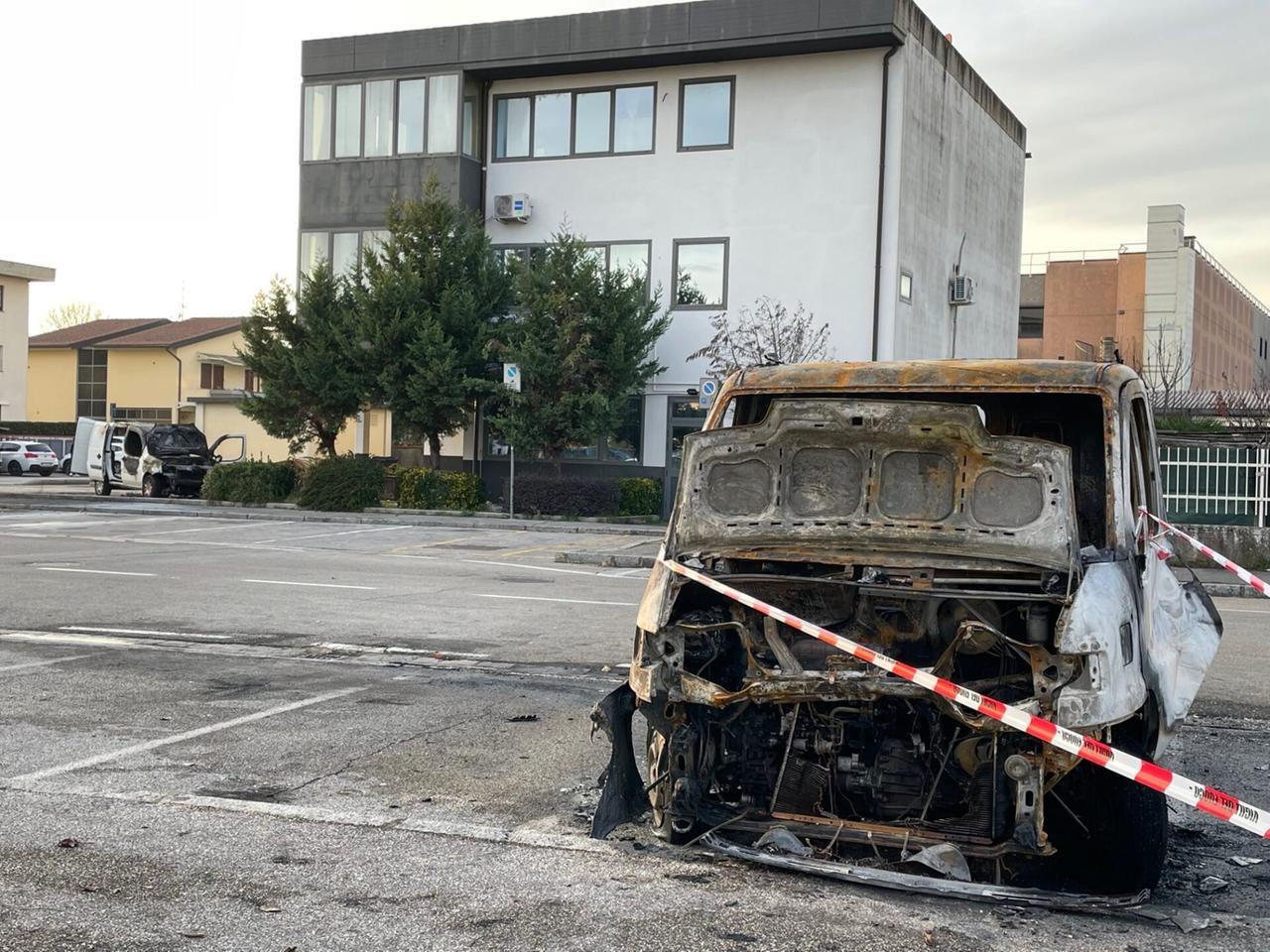Ancora due mezzi di cinesi a fuoco a Prato: lo spettro della guerra tra clan
