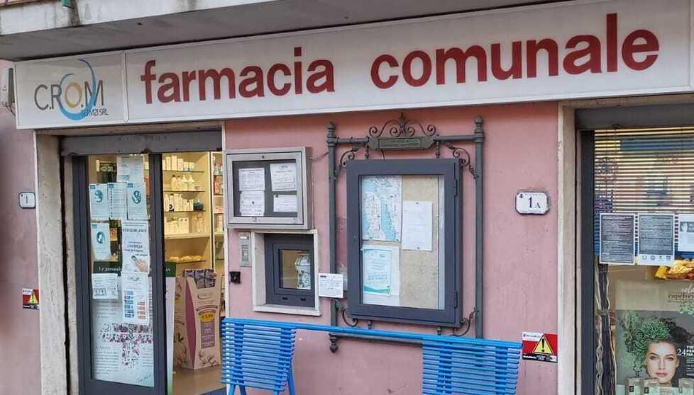 L'esterno di una farmacia