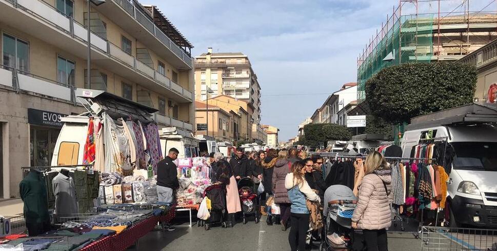 Un'immagine del mercato settimanale (foto di archivio)