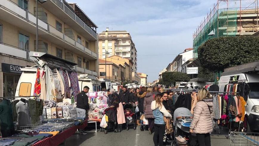 Un'immagine del mercato settimanale (foto di archivio)