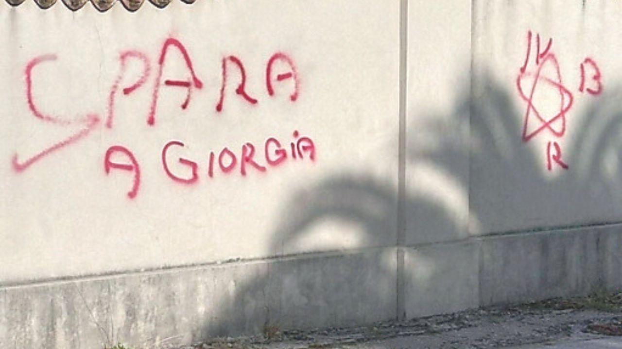 La scritta a Pietrasanta