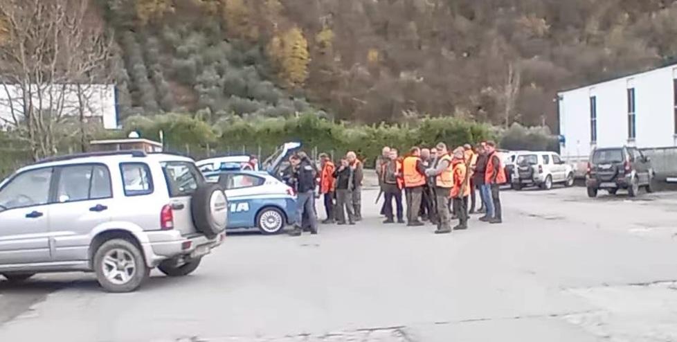 Il gruppo di cacciatori e l'arrivo della polizia