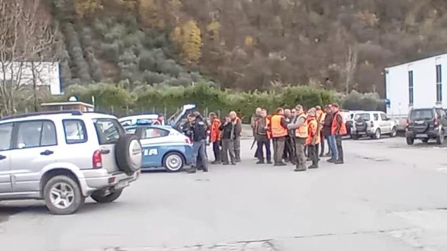 Il gruppo di cacciatori e l'arrivo della polizia