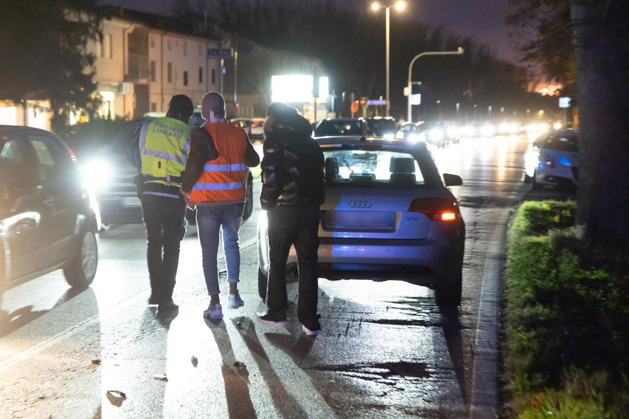 Due incidenti su via Copparo a Ferrara, lucine di Natale sotto accusa