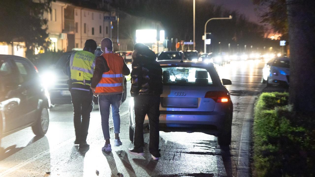 Due incidenti su via Copparo a Ferrara, lucine di Natale sotto accusa