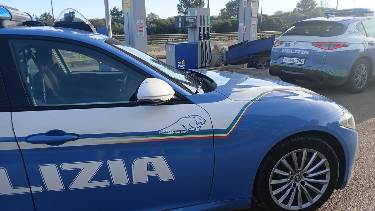 Colpo nella notte a Porto Torres: sradicata la cassa automatica del distributore di carburante
