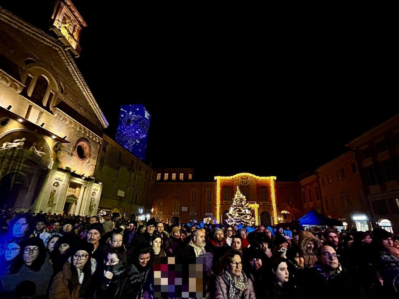 Un albero chiamato “Desiderio” e Cristina D’Avena fa il pienone in piazza Prampolini