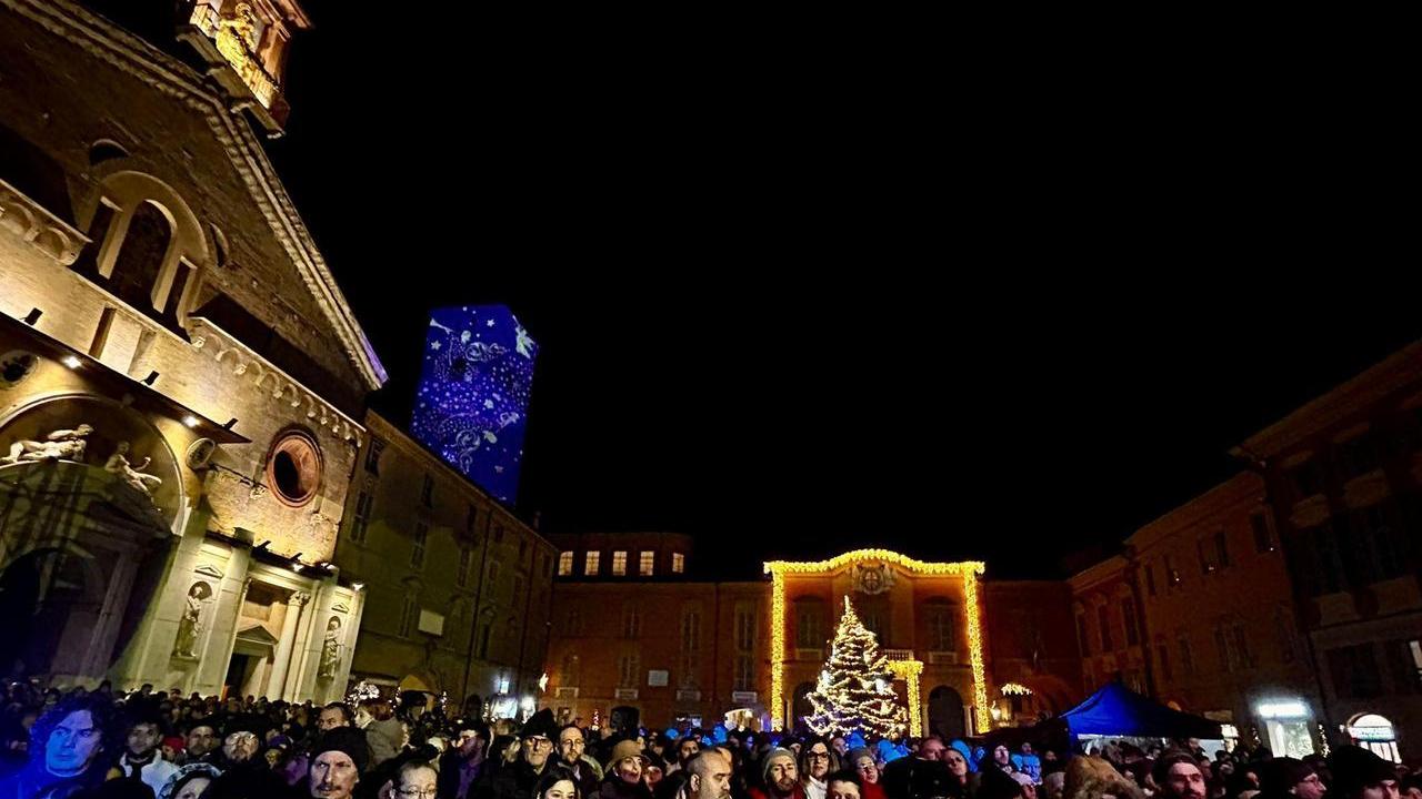 Un albero chiamato “Desiderio” e Cristina D’Avena fa il pienone in piazza Prampolini