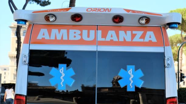 Ustioni al viso e al torace mentre accende il caminetto: grave una donna
