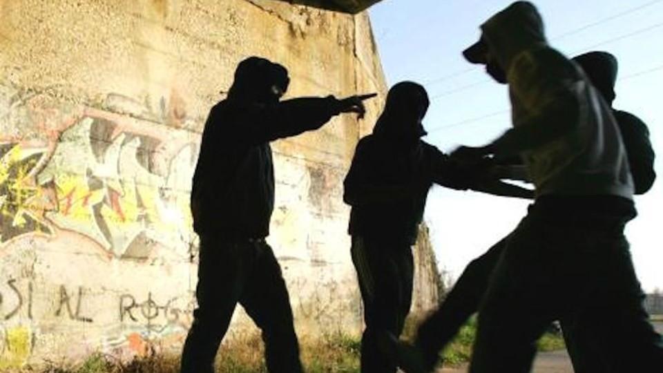 Alghero, minorenne preso a calci e pugni dal branco: il racconto choc della madre