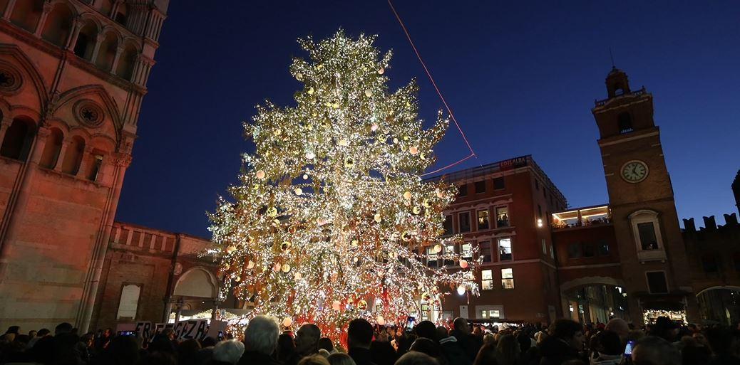 Natale a Ferrara, acceso l’albero in centro storico