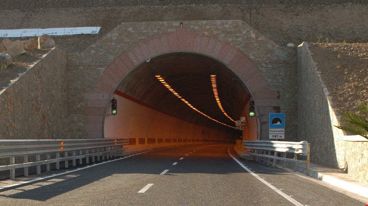 Gallerie chiuse lungo la Statale 131 dcn- gli orari e le modifiche alla viabilità