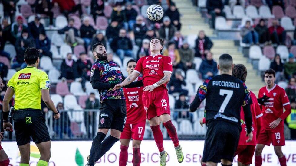 Un'azione di Carpi-Vis Pesaro (foto di Daniele Lugli)