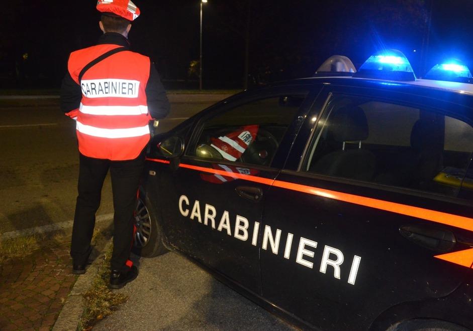 «Mi aiuta a raccogliere le monete?». E così le portano via la borsetta dall’auto