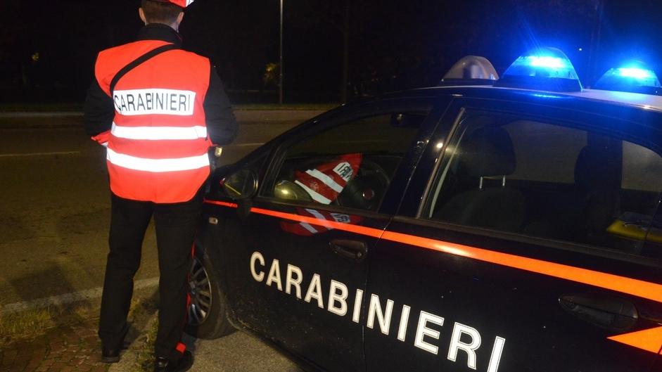«Mi aiuta a raccogliere le monete?». E così le portano via la borsetta dall’auto