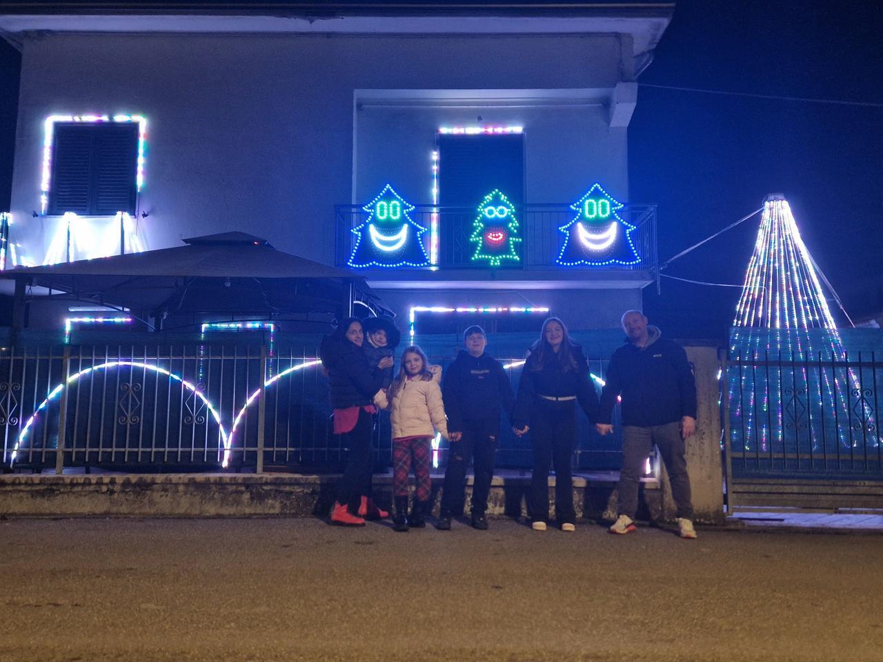 La tradizione luminosa dei Manzini: 18mila strisce di luci led riaccendono la casa che fa sognare Correggio