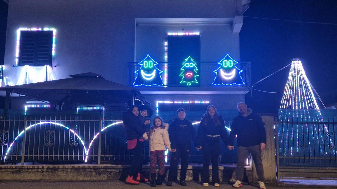 La tradizione luminosa dei Manzini: 18mila strisce di luci led riaccendono la casa che fa sognare Correggio