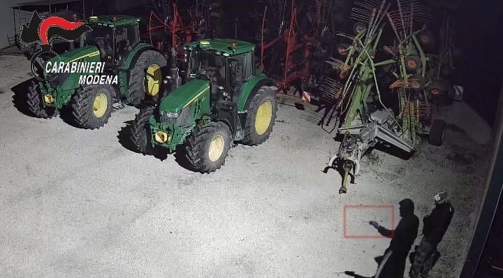 Furti di trattori: i carabinieri arrestano la banda. I mezzi agricoli erano destinati all’Albania