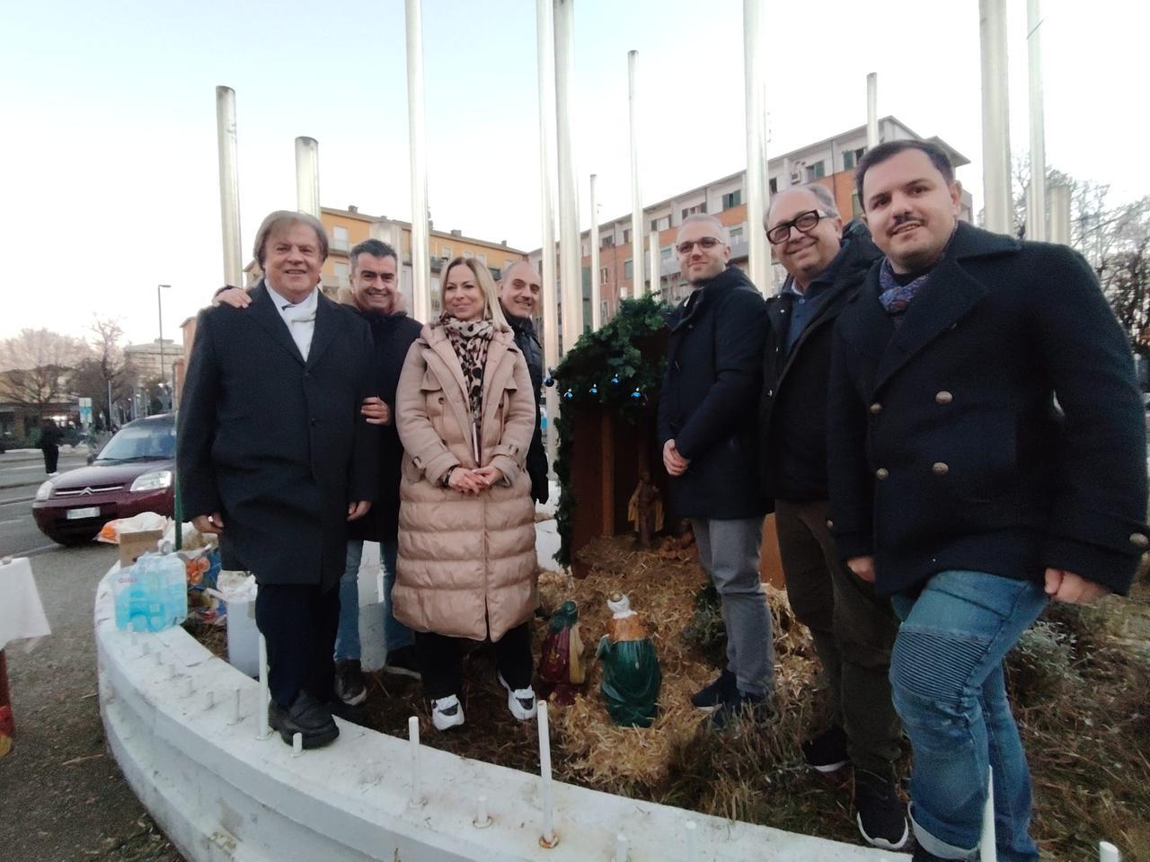 Il centrodestra porta il presepe davanti alla stazione: «Certi valori non sono negoziabili»