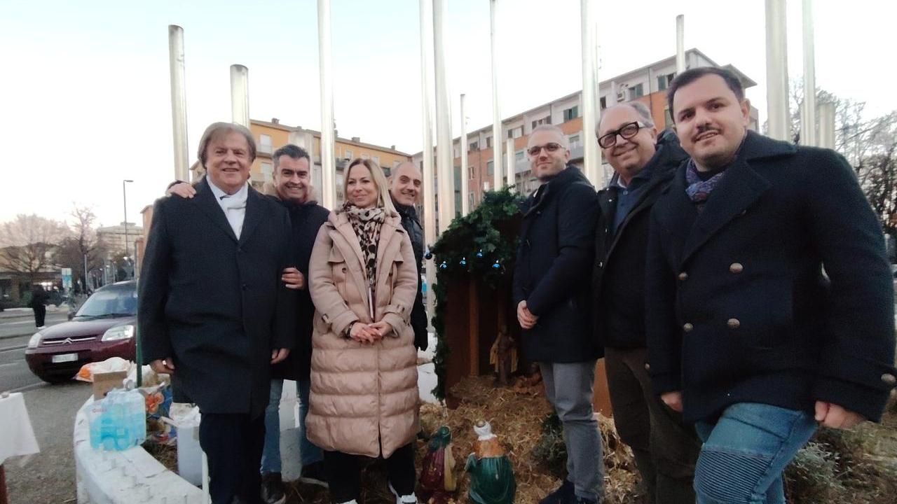 Il centrodestra porta il presepe davanti alla stazione: «Certi valori non sono negoziabili»