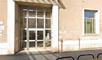 
	L'ingresso della scuola in via del Seminario

