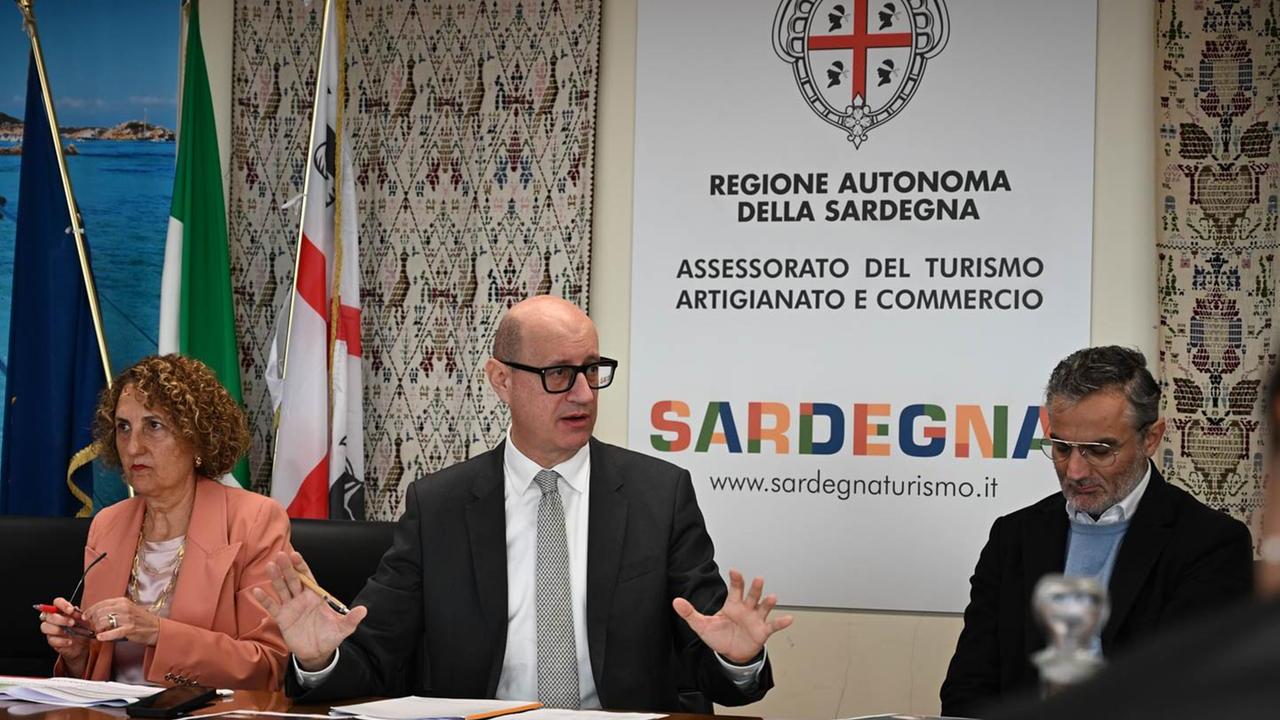 L'assessore Franco Cuccureddi in conferenza stampa <em>(foto Rosas)</em>