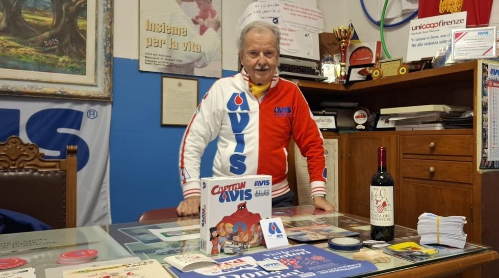 
	Igli Zannerini con i gadget di Capitan Avis che l&rsquo;associazione regala nelle scuole

