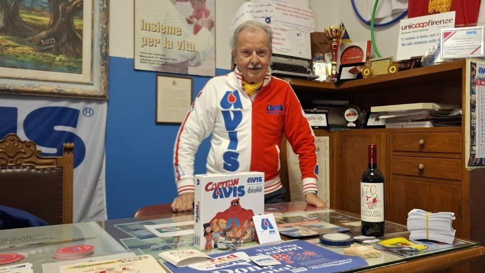 Igli Zannerini con i gadget di Capitan Avis che l’associazione regala nelle scuole