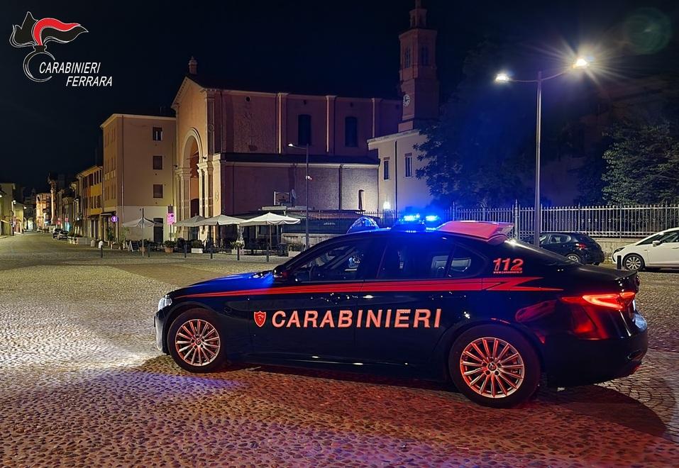 Cento, rapina con il coltello in centro di notte
