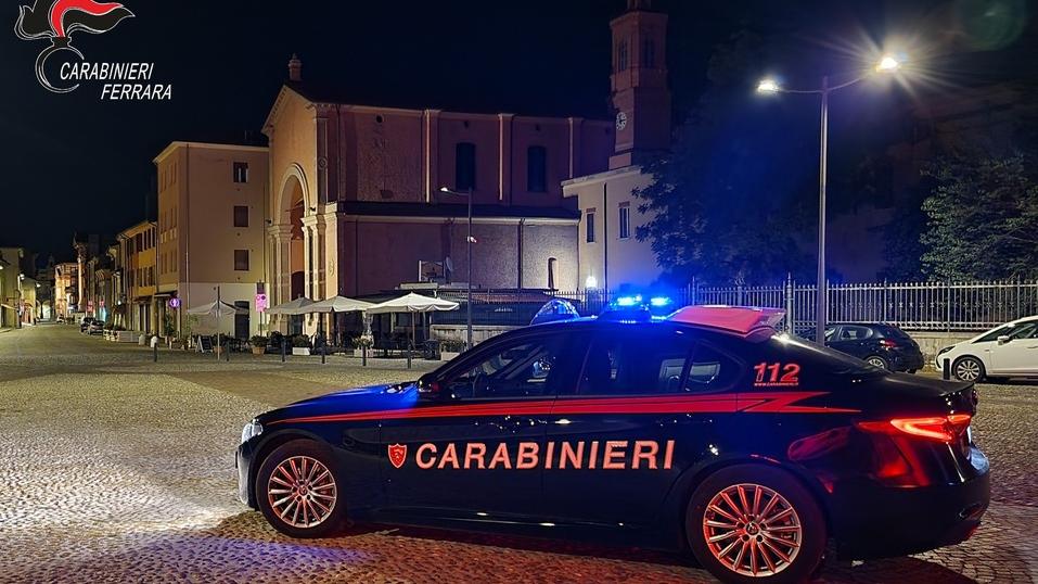 Cento, rapina con il coltello in centro di notte