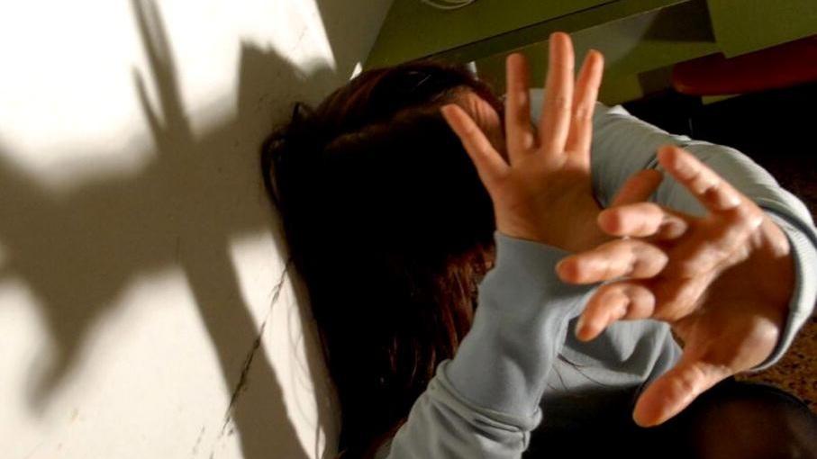 La moglie: «Mi ha maltrattata». Ma i referti medici lo scagionano e viene assolto