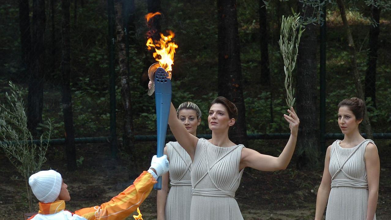 La fiamma olimpica arriva in città: tra i tedofori anche due campioni