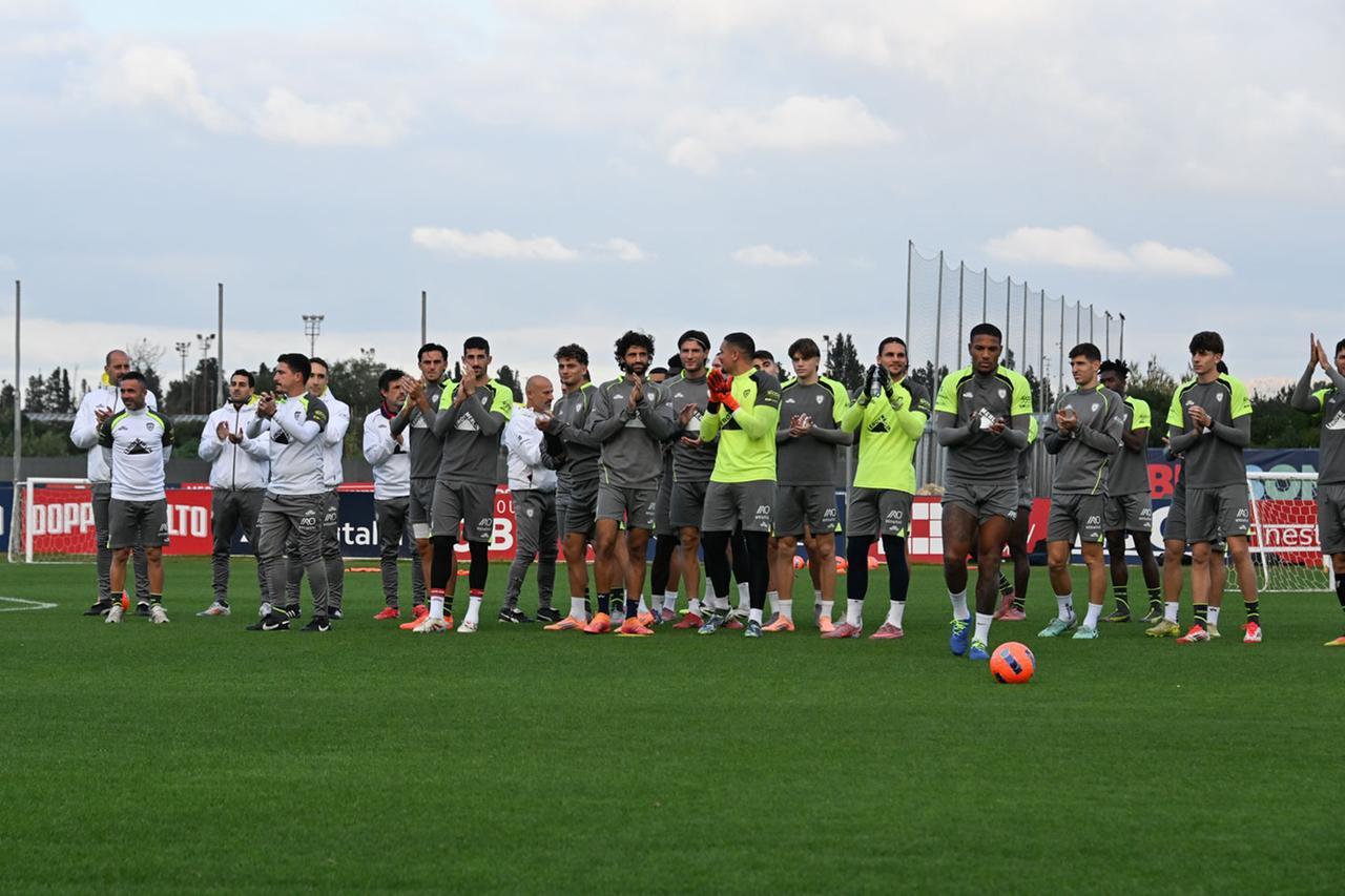 
	I giocatori del Cagliari applaudono il pubblico accorso ad Assemini per l'allenamento<em><strong> (foto Mario Rosas)</strong></em>

