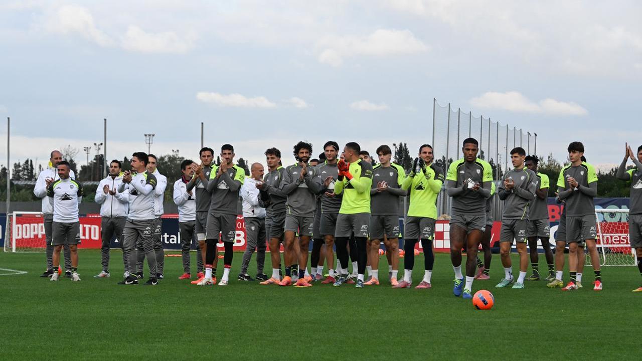 I giocatori del Cagliari applaudono il pubblico accorso ad Assemini per l'allenamento<em><strong> (foto Mario Rosas)</strong></em>