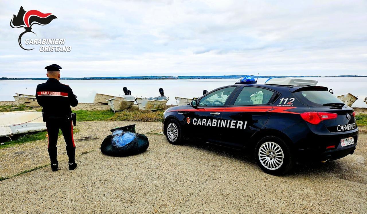 Pescatori di frodo tornano a riva con 20 chili di pesce, ma a terra li aspettano i carabinieri