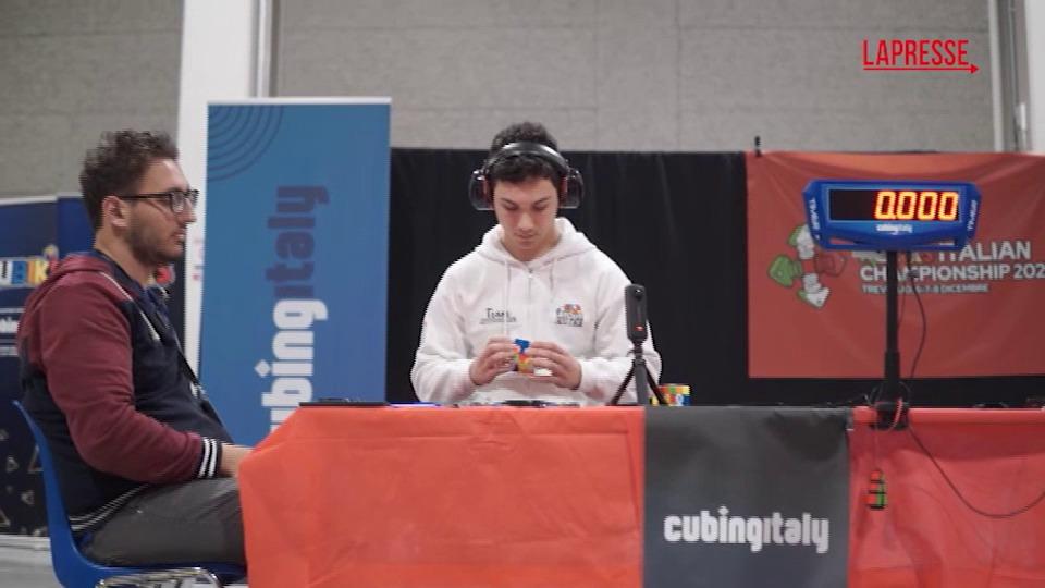 Valerio Locatelli ha risolto il cubo di Rubik in meno di sette secondi e si è confermato campione italiano