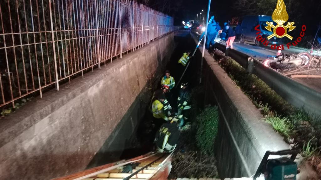 Le operazioni di recupero del motociclista ad opera dei vigili del fuoco