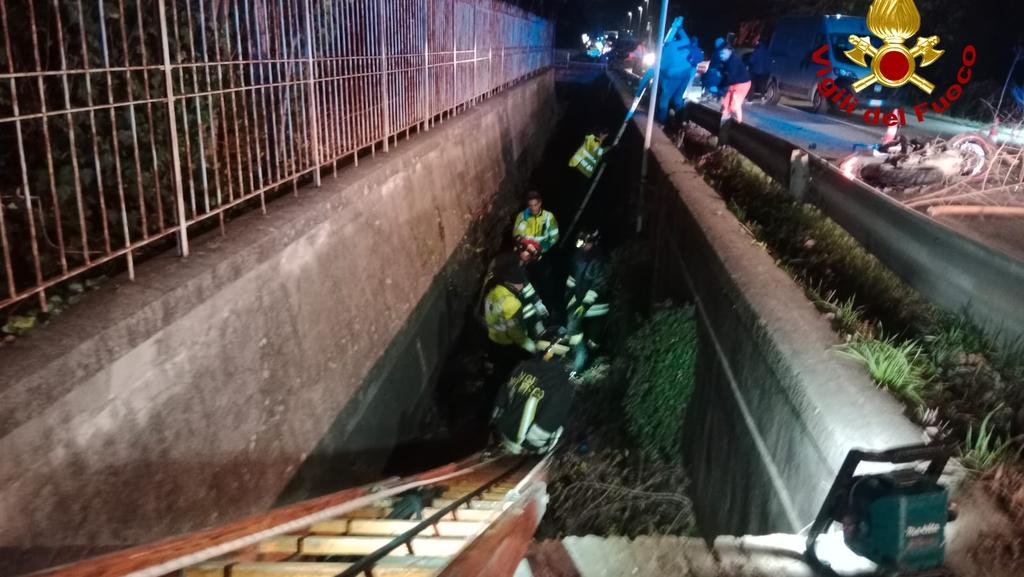 ll recupero del motociclista da parte dei vigili del fuoco