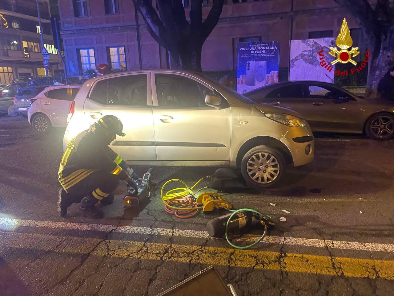 
	I vigili del fuoco all'opera sull'incidente

