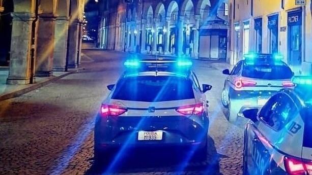 Volanti della polizia in centro a Modena