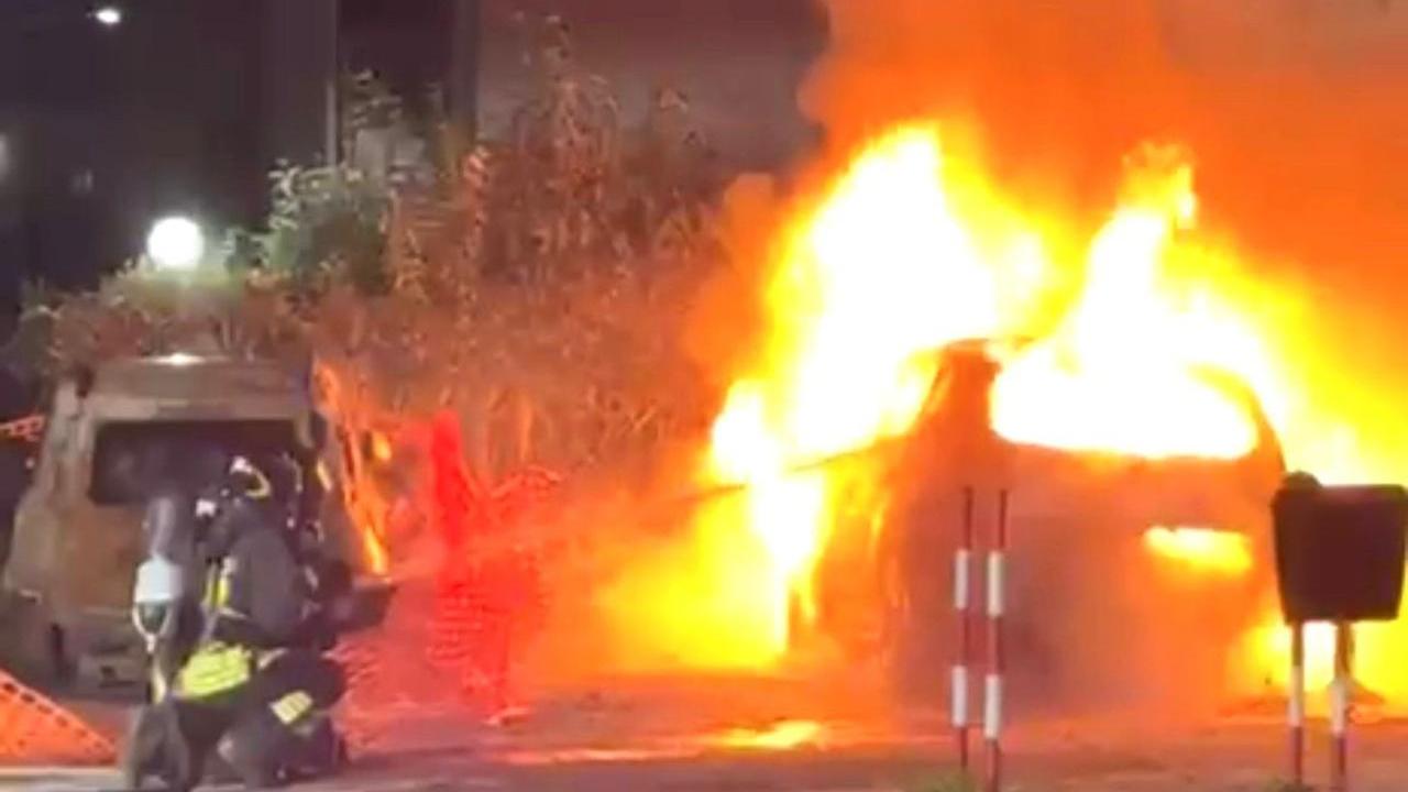 Notte di terrore a Sassari, l’auto prende fuoco e le fiamme arrivano alle finestre del palazzo