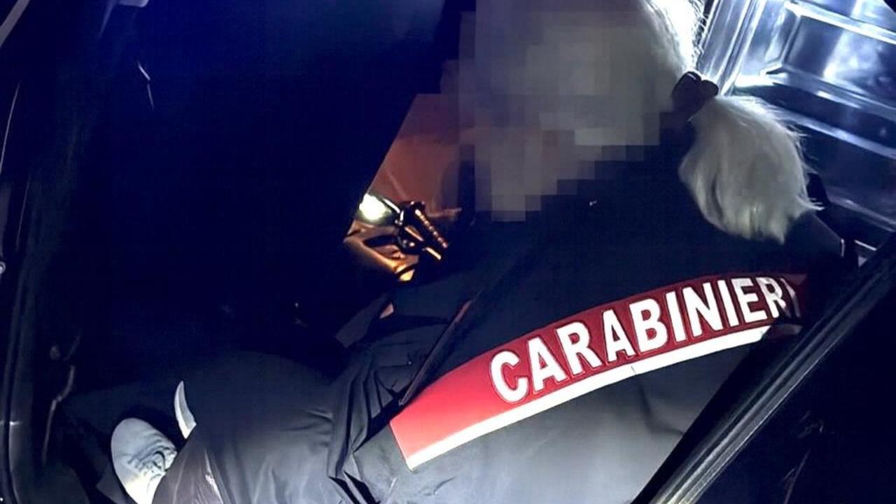 Una giacca dei carabinieri per scaldare l'anziana