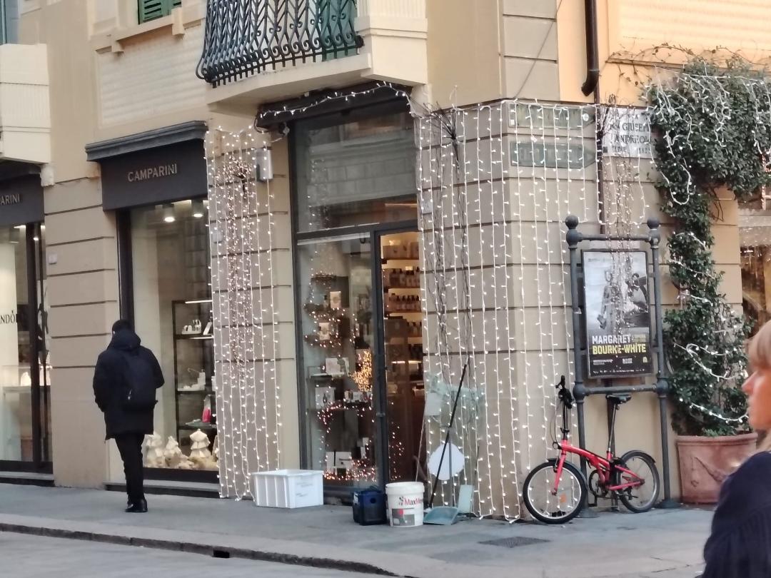 Spaccata in centro storico alla profumeria Floris: un residente mette in fuga i ladri.  Ma il bottino è ingente