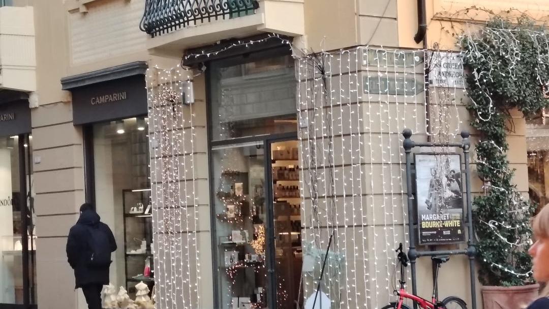 Spaccata in centro storico alla profumeria Floris: un residente mette in fuga i ladri. Ma il bottino è ingente