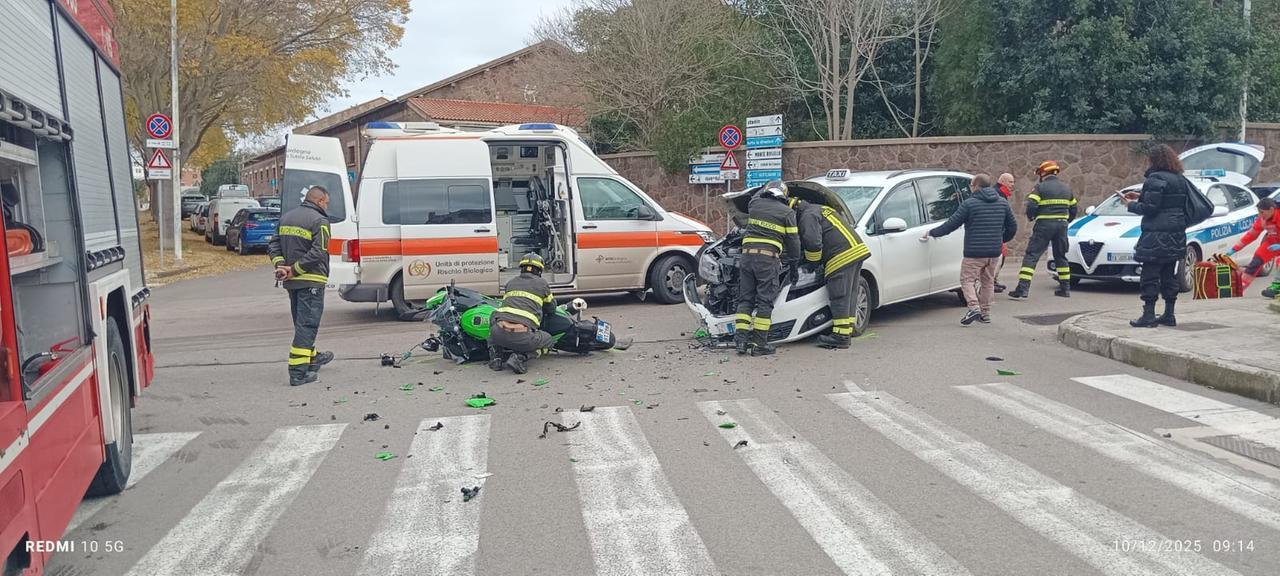 Moto contro taxi in via Carlo Felice a Sassari, motociclista in ospedale