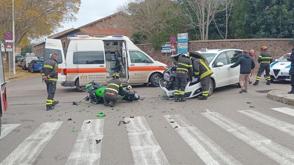 Moto contro taxi in via Carlo Felice a Sassari, motociclista in ospedale
