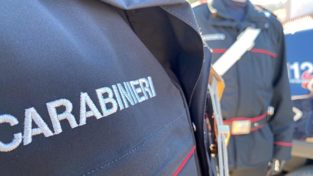 Pretende la consumazione gratis, poi ritorna al bar con un palo di ferro e un coltello: arrestato